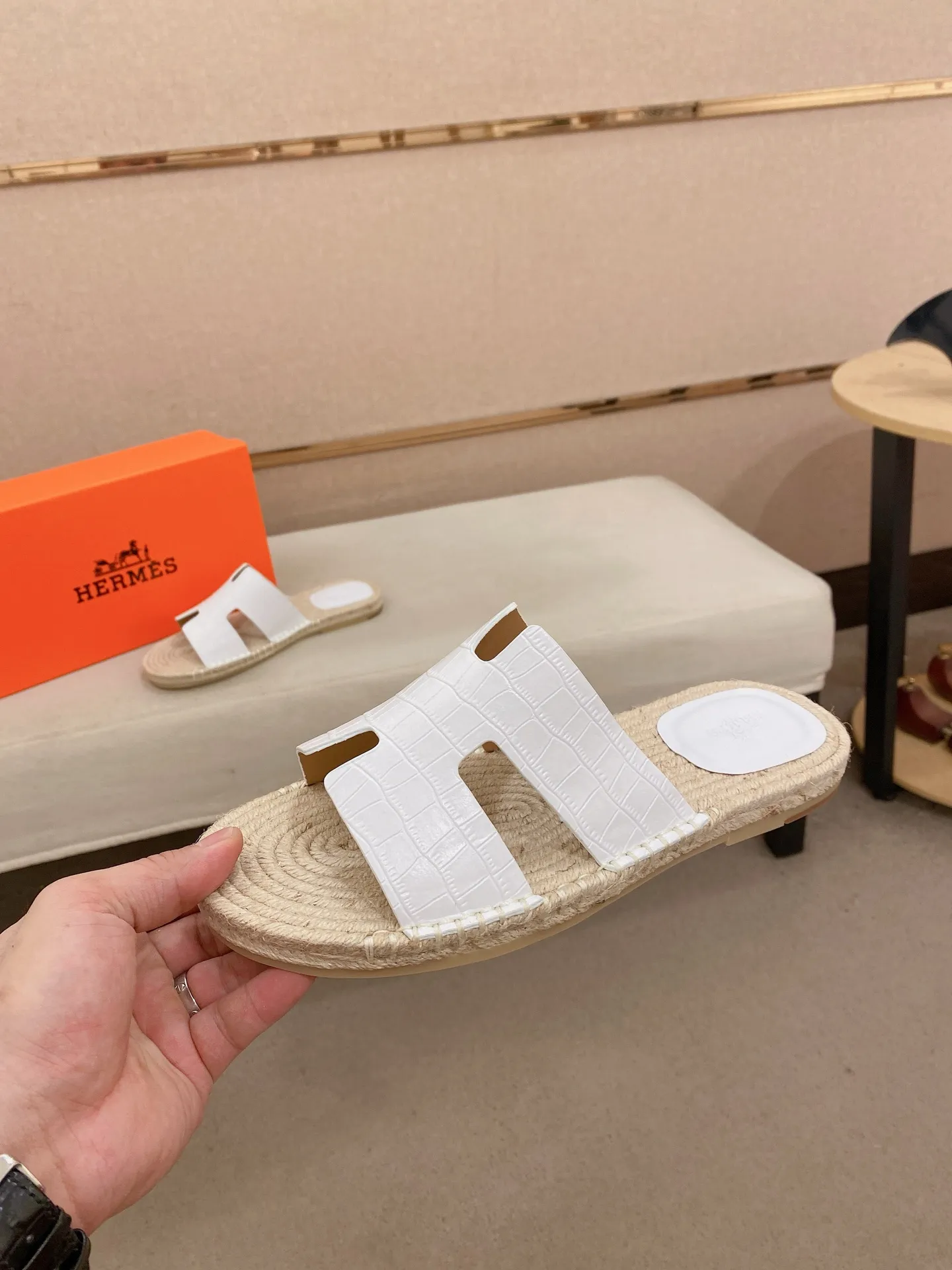 Factory price: 340💰high-end version. "HERMES" Hermès 💁♂️Men's casual slippers, compare the quality at the counter🧚🏿♂️ The upper is made of cowhide leather 🐊crocodile pattern workmanship, purely hand-drawn, raw rubber breathable and non-slip outsole, the inner is breathable and comfortable lambskin, the density is 100% comfortable, the original rubber outsole is wear-resistant and has a code number of 38-44. Can be customized 45-46-47💥🏆